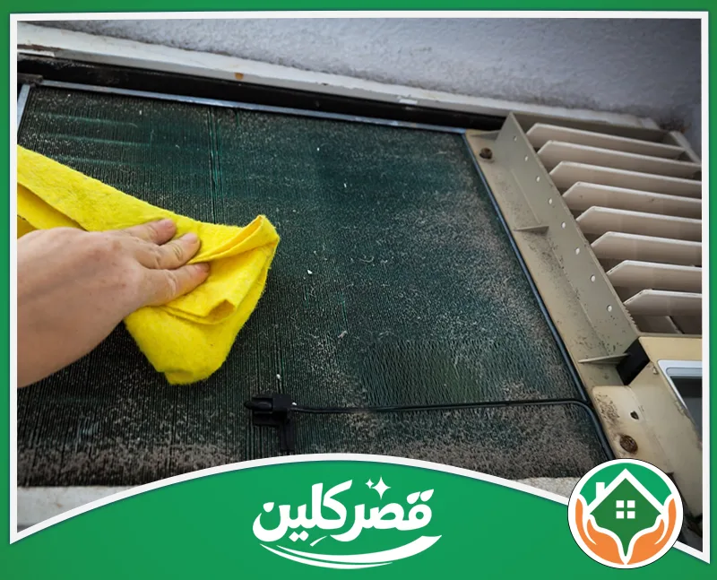 تنظيف فلتر المكيف في الرياض 0550575548 قصر كلين يد تقوم بمسح وتفريش فلاتر مكيف هواء متسخة ومغطاة بالأتربة باستخدام قطعة قماش صفراء زاهية لتنظيفها.