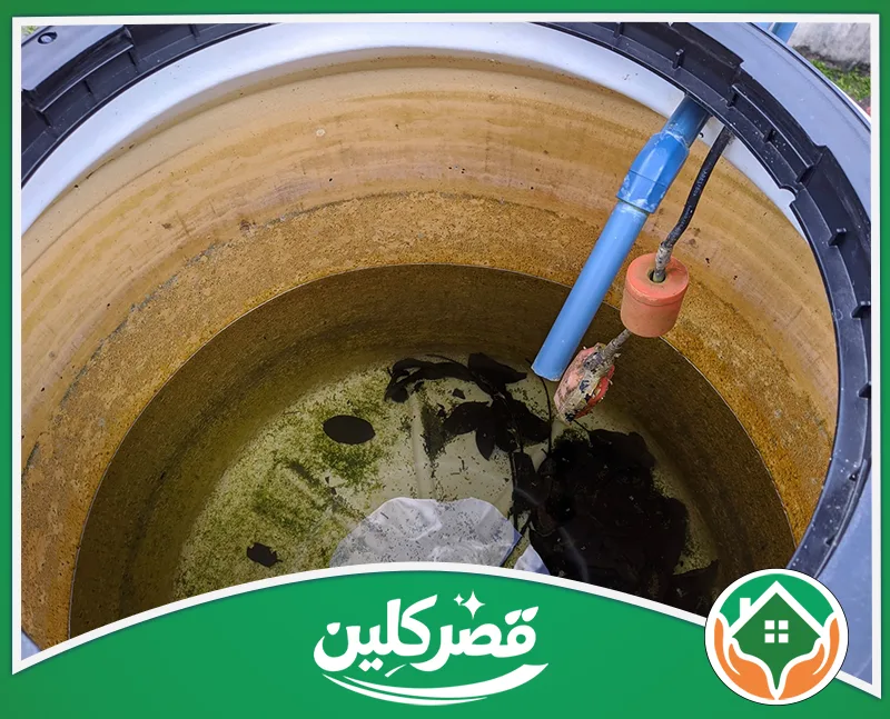 تعقيم خزانات بالرياض 0550575548 قصر كلين خزان مياه من الداخل تبدو جدرانه متسخة وعلية رواسب، وفيه أنبوب أزرق وعوامة، مع وجود أوساخ متراكمة في القاع.