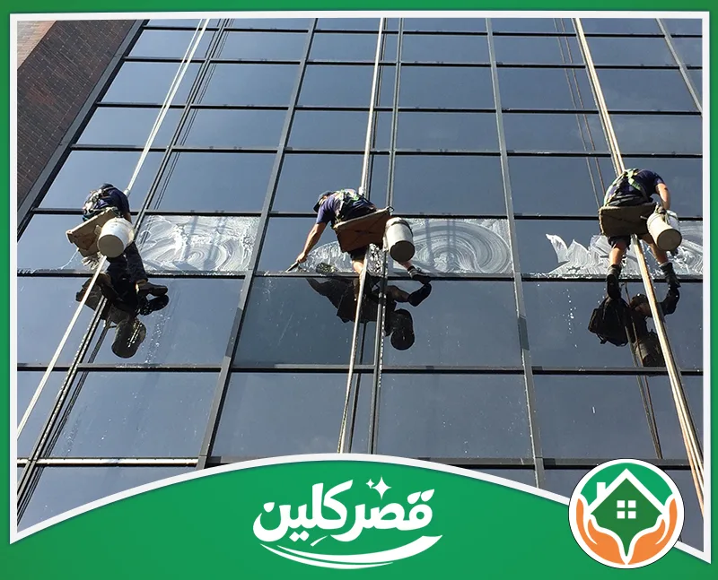 تنظيف واجهات ألمنيوم وكلادينج بالرياض 0550575548 قصر كلين تنظيف واجهة مبنى زجاجي ضخم بشكل احترافي.