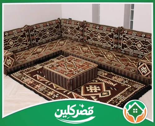 تنظيف أرضيات المجالس بالرياض - قصر كلين جلسات أرضية عربية حمراء وزرقاء وبيضاء، مع وسائد جانبية وسجاد يحمل نقوشًا متناسقة.