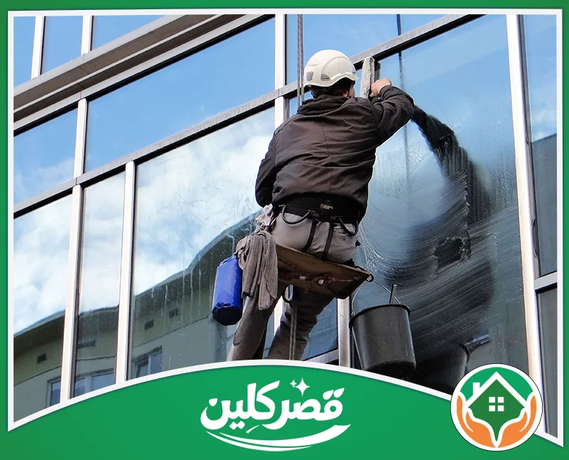 تنظيف واجهات زجاج شرق الرياض 0550575548 قصر كلين تنظيف النوافذ الخارجية باستخدام حبال الأمان.
