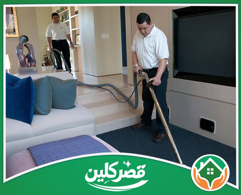 أسعار شركة تنظيف بالساعة في الرياض - قصر كلين عامل متخصص ينفذ تنظيف السجاد والموكيت داخل المنزل باستخدام جهاز احترافي.