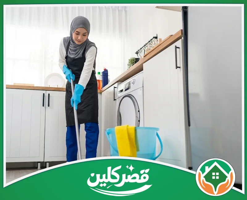 عاملات اندونيسيات بالساعة بالرياض - قصر كلين تنظيف مطبخ منزلي يشمل مسح الأرضيات وترتيب أدوات النظافة أثناء العمل.