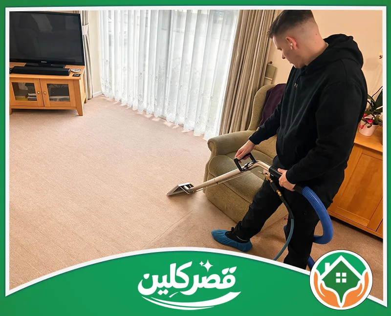 عمال تنظيف منازل في الرياض - قصر كلين عامل تنظيف يمرر جهاز الغسيل على الموكيت لإزالة الأوساخ من الألياف.