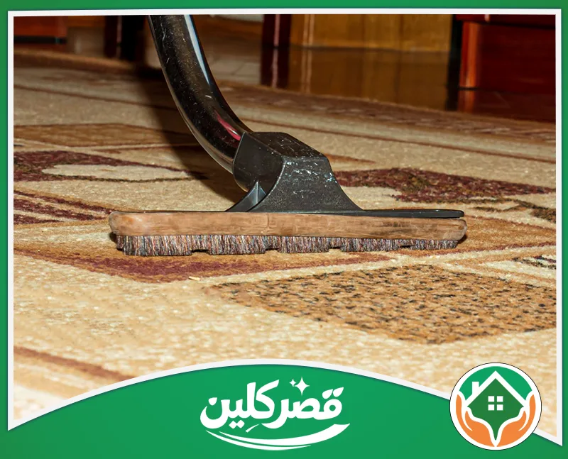 إزالة روائح المطابخ بالرياض 0550575548 قصر كلين تنظيف سجادة منقوشة باللون البيج والبني باستخدام رأس مكنسة كهربائية مزودة بفرشاة، لشفط الغبار بفعالية وعمق.