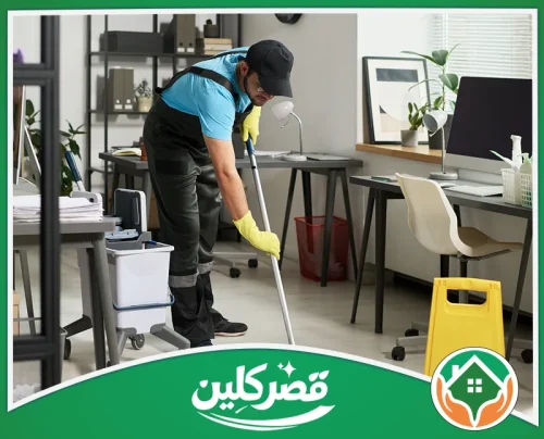 تنظيف ارضيات المكاتب بالرياض - قصر كلين جلسة عربية أرضية تحتوي على مساند مزخرفة وسجاد بتصميم تقليدي مميز.