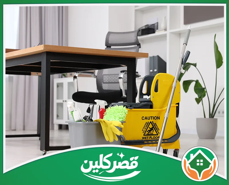 تنظيف مكاتب بالرياض 0550575548 قصر كلين مكتب عمل منزلي أنيق ومريح باللون الأبيض، مجهز بحاسوب محمول، منظم أغراض، ونبتة خضراء تضفي لمسة حيوية وهادئة.