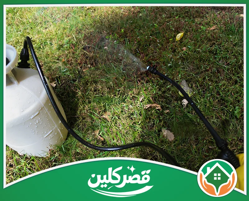 مكافحة العتة للمنازل والفلل بالرياض 0550575548 قصر كلين صورة تظهر مرشاً بلاستيكياً أبيض يطلق رذاذ الماء على العشب الأخضر، مما يعكس اهتماماً كبيراً بالعناية بالحديقة المنزلية.