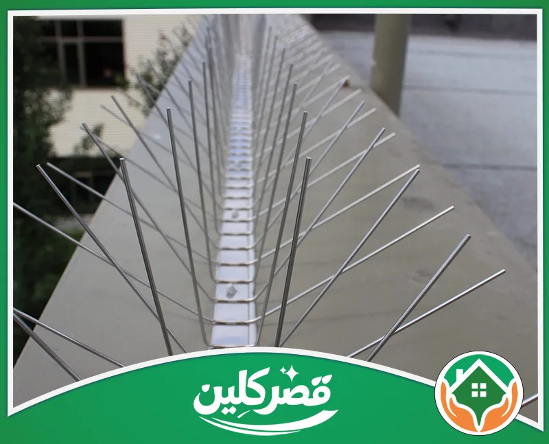 تركيب أنظمة مكافحة الحمام بالرياض 0550575548 قصر كلين أشواك معدنية طاردة للحمام ممتدة على جدار الشرفة، تمنع الطيور من الوقوف وتحمي المبنى من الفضلات بأسلوب فعال.