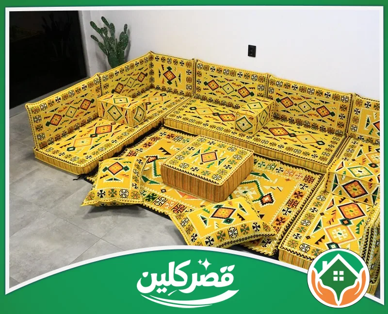 أسعار شركة تنظيف مجالس بالرياض - قصر كلين مجلس عربي مفروش بالكامل مع وسائد وطاولة قماشية مزخرفة.