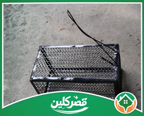 رش الفئران بالرياض 0550575548 قصر كلين قفص معدني شبكي مخصص للإمساك بالقوارض داخل مساحة ذات أرضية خرسانية.