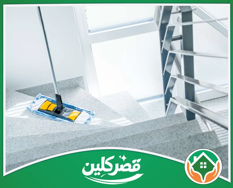 تنظيف العمائر بالبخار بالرياض 0550575548 قصر كلين ممسحة حديثة تنظف درجات سلم من الرخام أو الجرانيت الرمادي الفاتح، في بيئة مشرقة تعكس النظافة والترتيب.