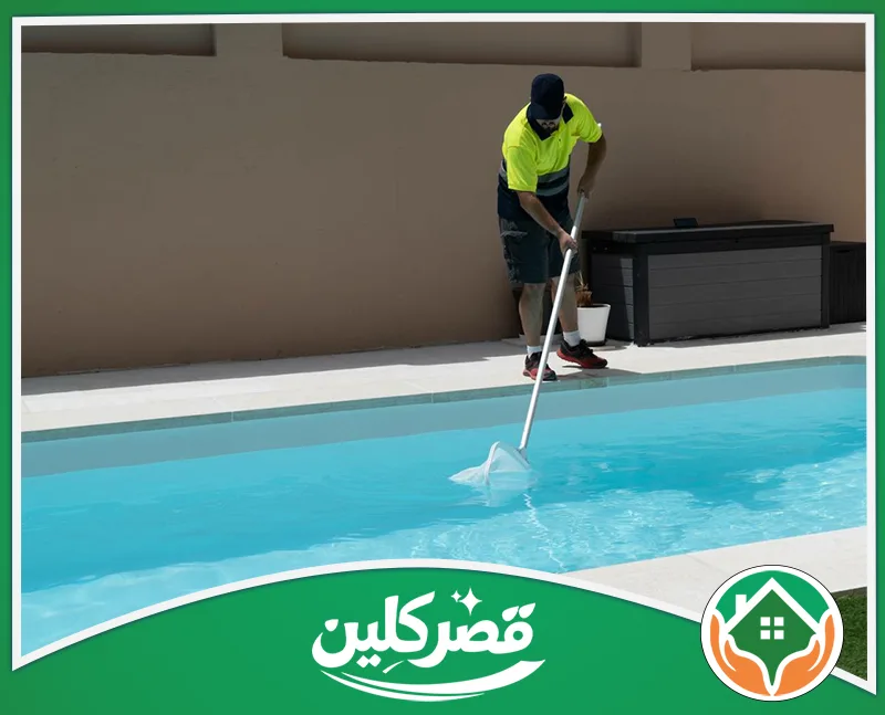 شركة تعقيم المسابح بالرياض - قصر كلين تنظيف مسبح خارجي بشبكة مخصصة للحفاظ على صفاء المياه.