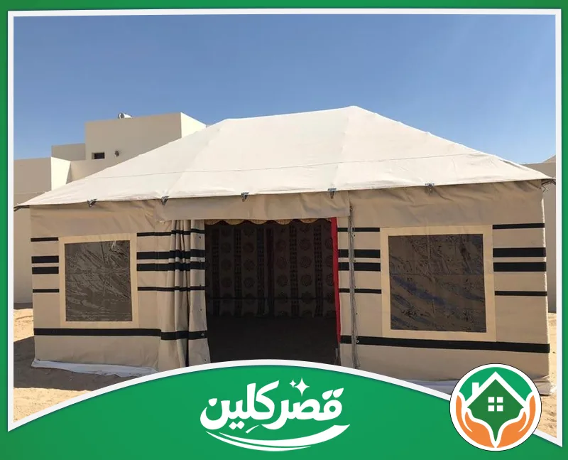 شركة تنظيف خيام الرياض - قصر كلين خيمة عربية واسعة بواجهة بيج مخططة بالأسود ومدخل أمامي مفتوح.