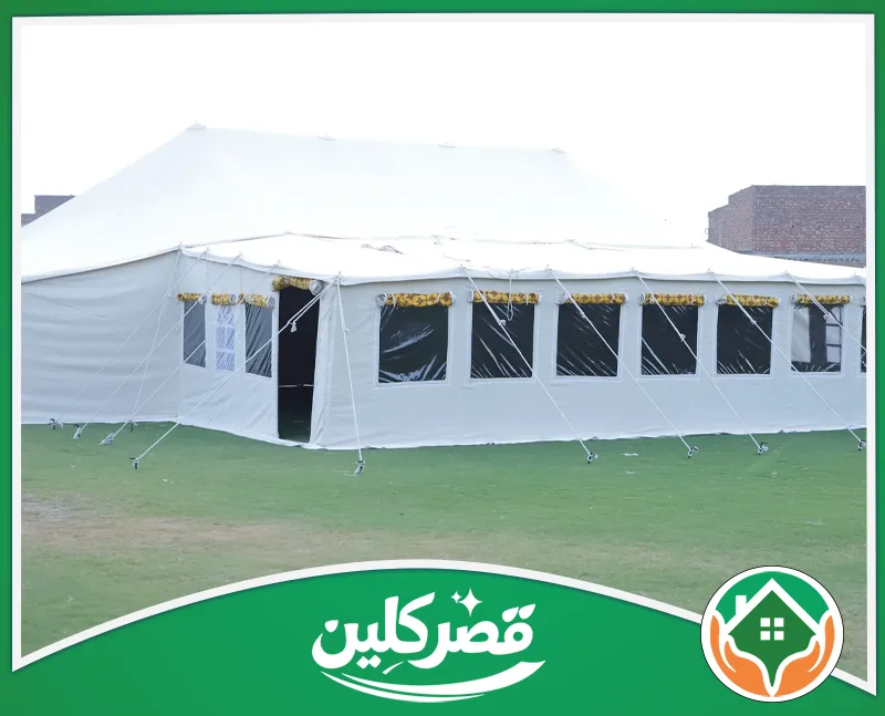 تعقيم وتعطير الخيام بالرياض - قصر كلين خيمة مناسبات واسعة بسقف أبيض ونوافذ شفافة متتالية على جانبها الخارجي.