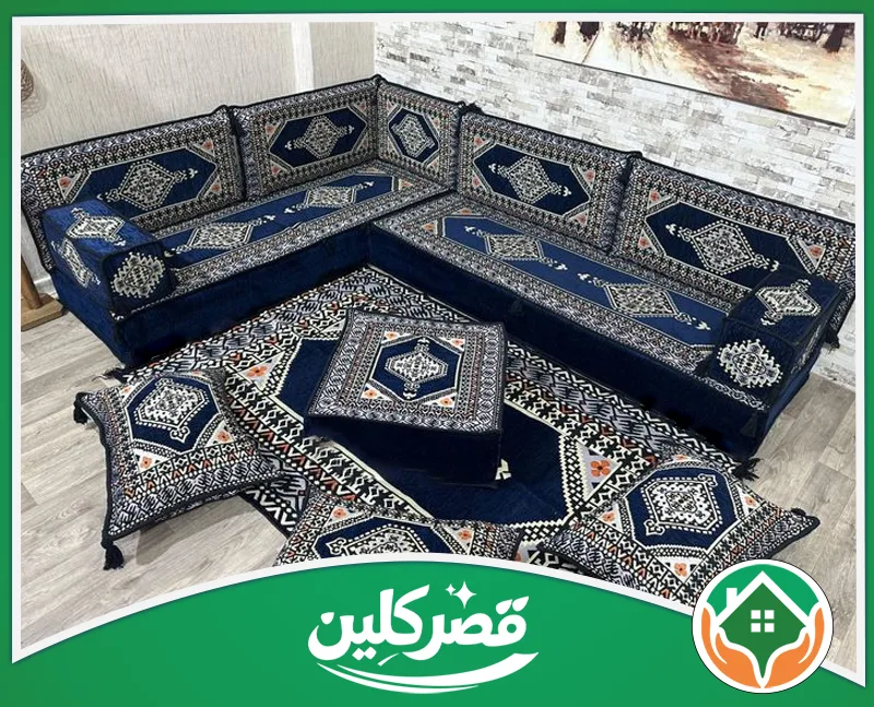 تنظيف مجالس قماش بالرياض 0550575548 قصر كلين جلسة عربية أرضية زرقاء بنقوش تراثية، تضم ديوانًا زاويًا، سجادة، متكأً وسائد، تدمج الأصالة بالراحة للمجالس.