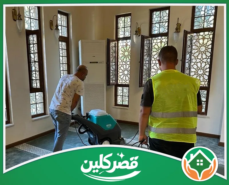 تنظيف النوافذ والزجاج مساجد بالرياض 0550575548 قصر كلين عمال ينظفون أرضية قاعة تراثية ذات نوافذ إسلامية باستخدام ماكينة غسيل وتلميع الأرضيات، لضمان النظافة والبريق.