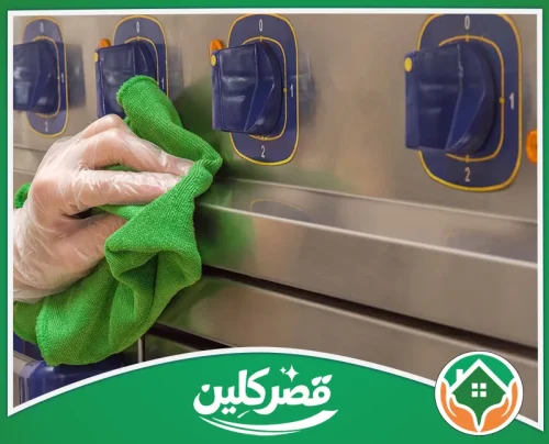 تنظيف دكت المطاعم بالرياض - قصر كلين تنظيف دقيق لمفاتيح التحكم في معدات مطعم مع إزالة الأوساخ من الأسطح المحيطة بها.